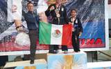 Se observa a campeón con medalla y bandera mexicana