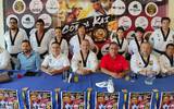 Se observa una mesa con los entrenadores de Taekwondo