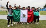 Se observa a los deportistas con la bandera de México