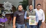 Se observan a los nuevos equipos con el periódico del Sol De León