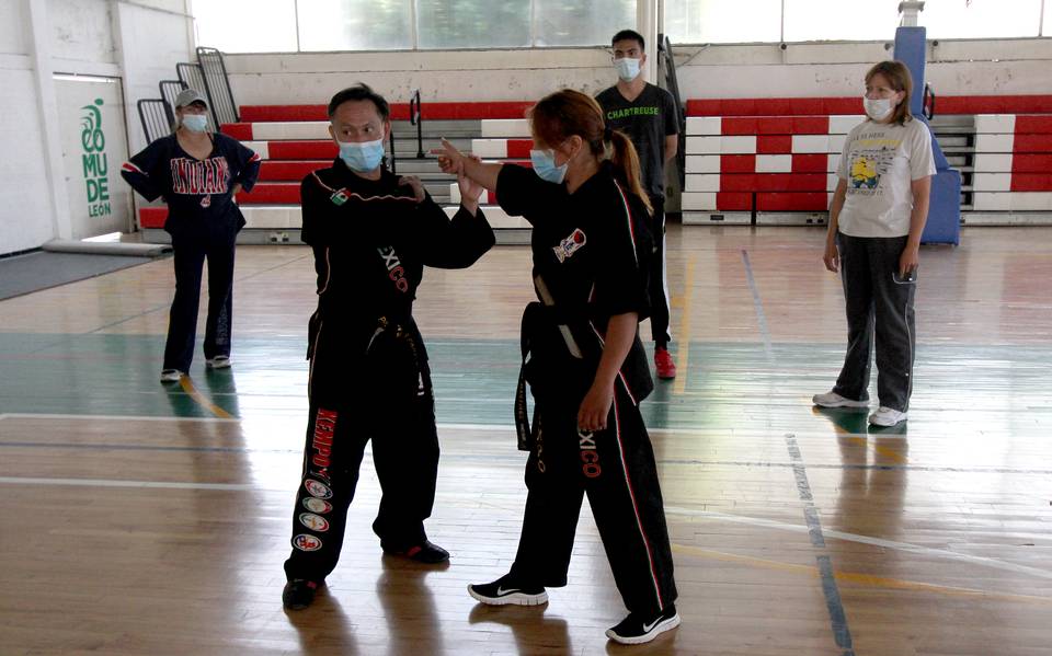 Entrenamiento de defensa personal para mujeres con instructor