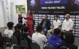 Se observa a los representantes de la Copa Telmex y a la alcaldesa de León