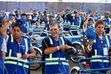 Se observan hombres y mujeres en multitud con sus triciclos, chalecos y gorras color azul