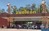 Se observa la entrada del zoológico con el letrero de ZooLeón en grande y dos estatuas de jirafas