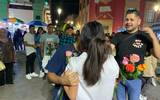 Besos, rosas y jóvenes esparciendo el amor en el centro de la ciudad. / Gustavo Carreón | El Sol de León