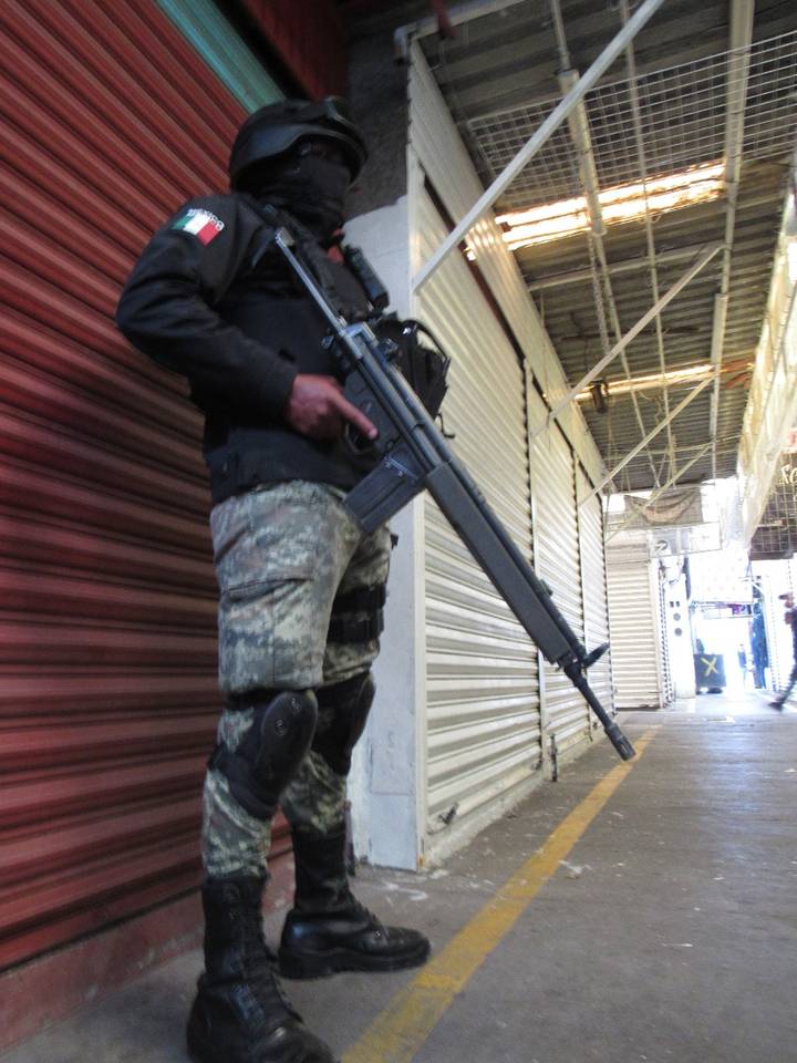 Elementos de la Guardia Nacional vigilan el mercado Tomasa Esteves