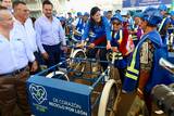 Se observa a la alcaldesa Alejandra Gutiérrez arriba de un triciclo sonriente y a su al rededor muchos de los beneficiados