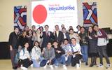 Se observa a los estudiantes junto con el cónsul de Japón