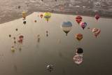 Se observan los globos volando sobre el lago