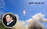 Se observa una foto del cohete despegando en el cielo, del lado superior derecho la marca del logo spaceX y del lado izquierdo inferior Elon Musk
