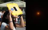 Se observa a una mujer con su caja para el elipse y una foto del eclipse solar