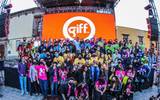 Se observa un grupo de jóvenes con una pantalla detrás con el logo de GIFF