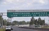 Se observa la carretera con letrero Lagos de Moreno-San Juan de los Lagos
