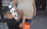 Se observa a una mujer embarazada con su hijo