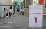 Se observan estudiantes sentadas en el piso y un cartel que dice Guanajuato