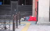 Se observa a indigente durmiendo en la calle