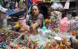 Se observa a una señora vendiendo dulces