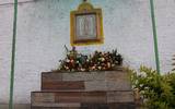 Se observa altar a la virgen de Guadalupe
