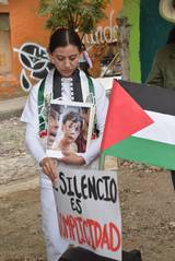 Se observa al comité y un mural de palestina y México