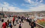 Se observa mirador de Guanajuato con muchos turistas