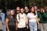Se observa a personas con sus lentes especiales para ver el eclipse