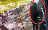 Se observa una imagen de vídeo de seguridad donde está el asaltante encerrado en un círculo rojo
